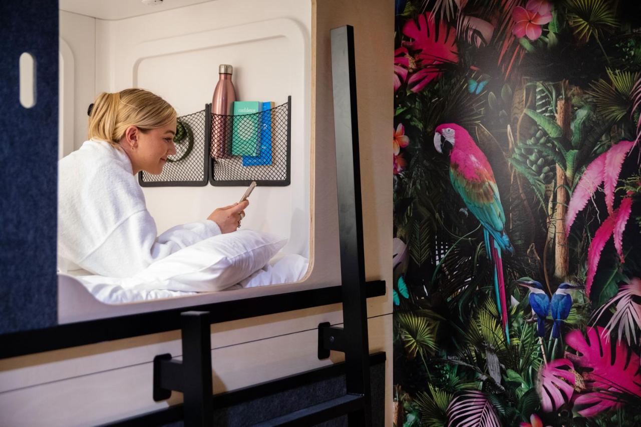 Lylo Auckland Hotel Экстерьер фото A woman using a mobile phone in a hotel room