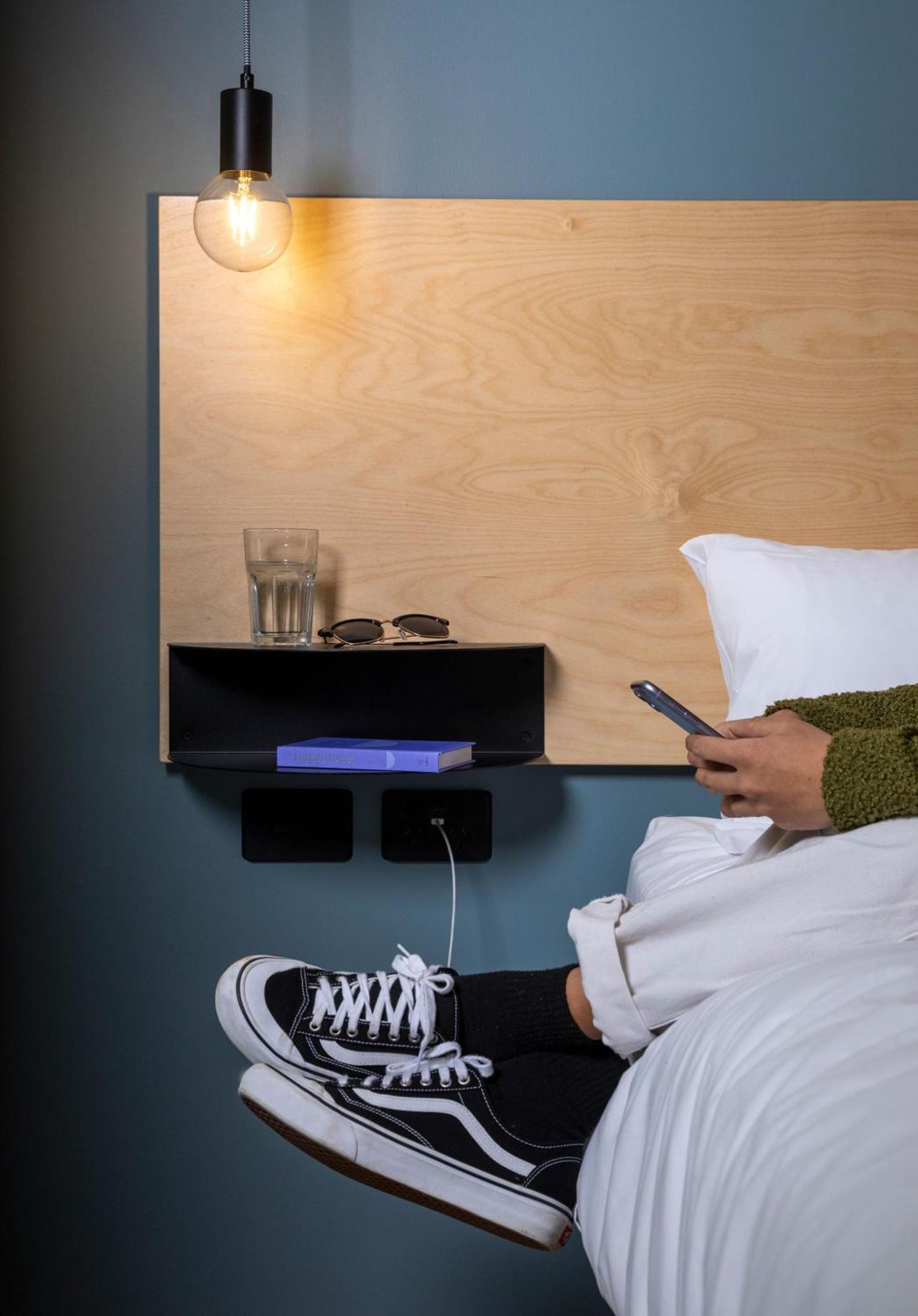 Lylo Auckland Hotel Номер фото A phone being used in bed